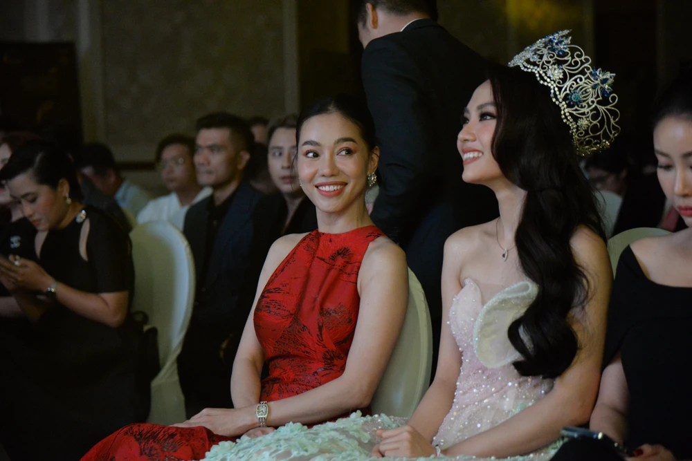 Bà Phạm Kim Dung và Hoa hậu Mai Phương. Ảnh: NGUYỄN TRÀ