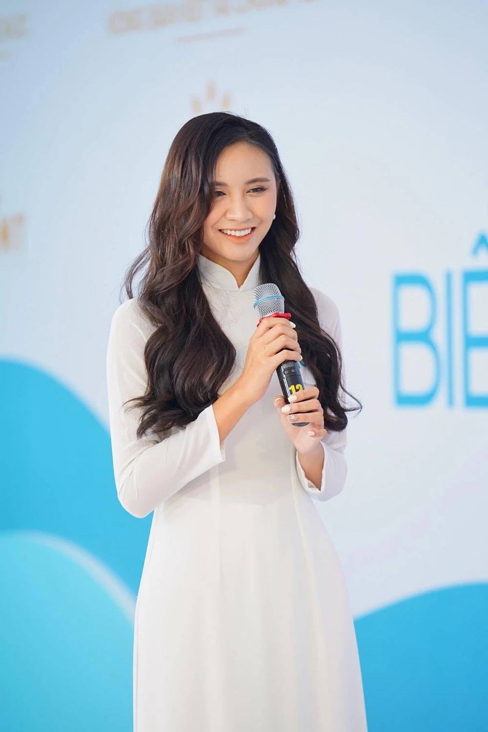 Nhiều thí sinh Hoa hậu Biển đảo Việt Nam chọn trang phục áo dài trắng trong buổi gặp gỡ. Nhiều cô gái ở độ tuổi 18-20 háo hức và hồi hộp khi lần đầu tham gia cuộc thi sắc đẹp.