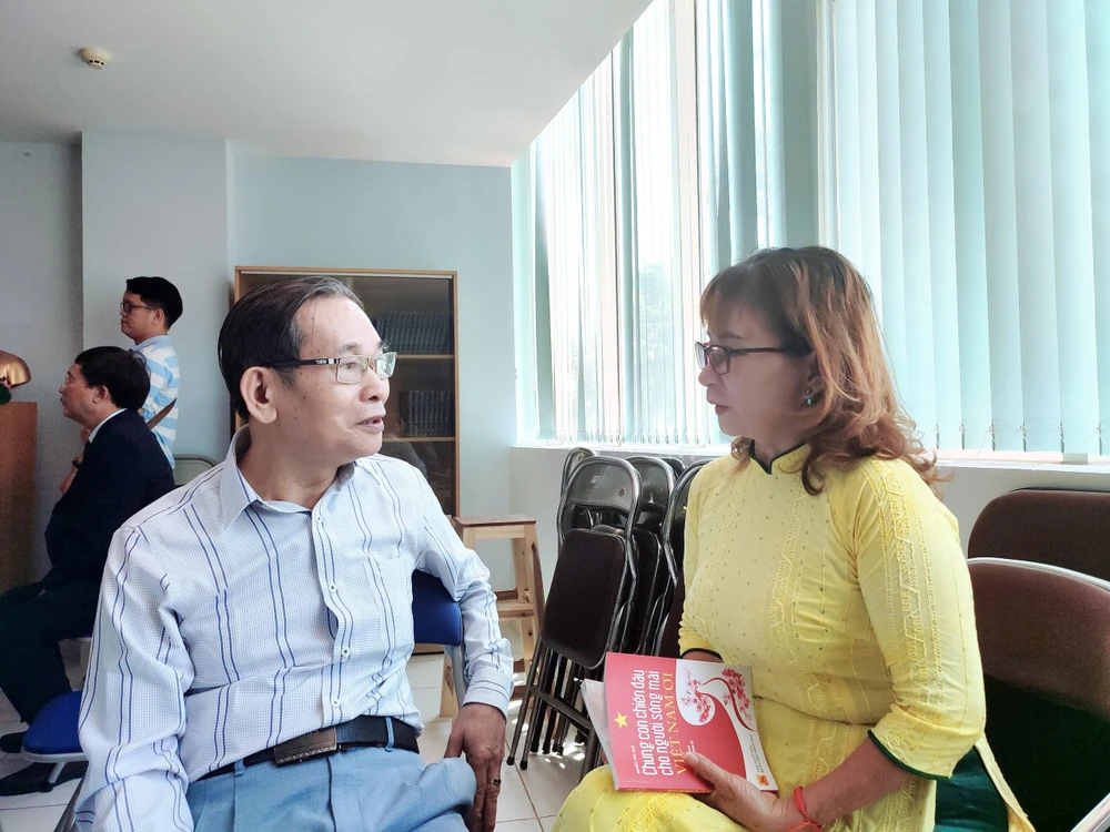 Nhà thơ - bác sĩ Phạm Đình Phú (trái) xúc động khi nhớ lại kí ức những năm tháng không thể nào quên.