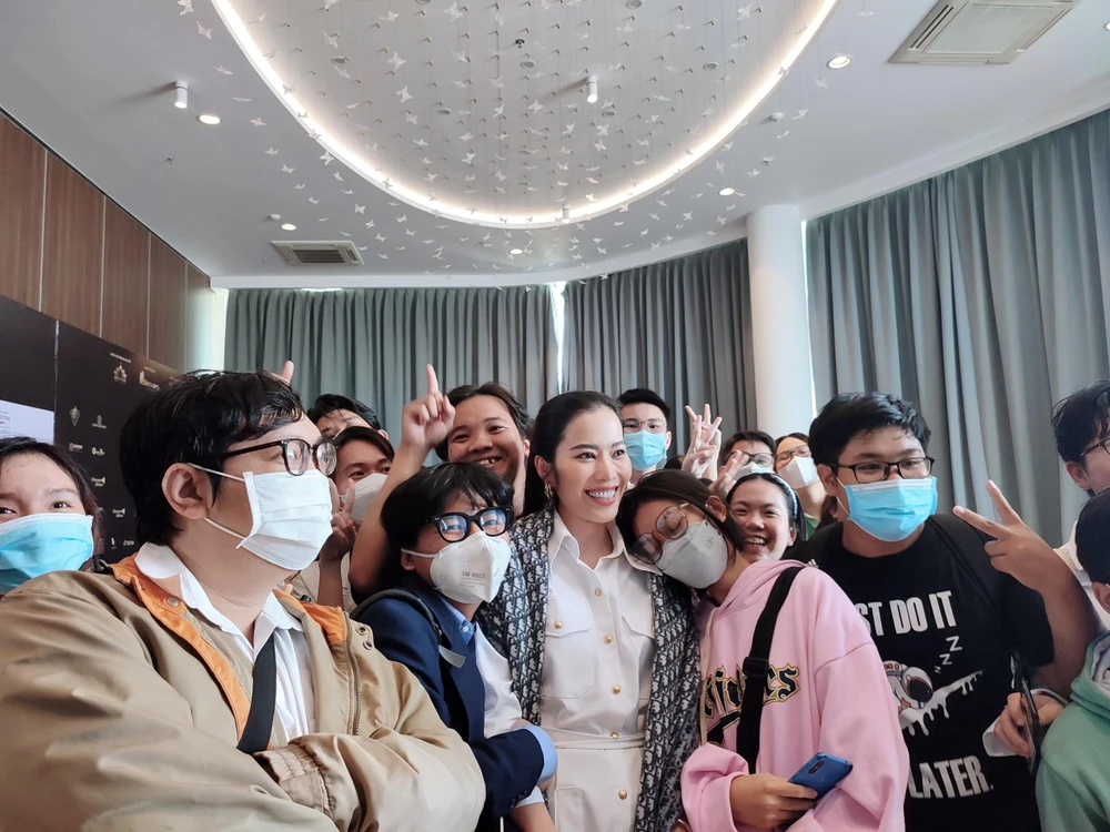 Thời điểm Nam Em xuất hiện, fan đang xếp hàng để vào chương trình gọi lớn tên cô. Ảnh: NGUYỄN TRÀ