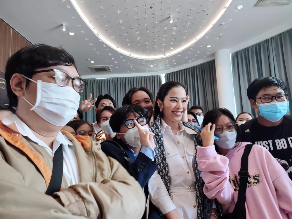 Nam Em giản dị mang hoa tới chúc mừng Miss Grand Vietnam. Ảnh: NGUYỄN TRÀ