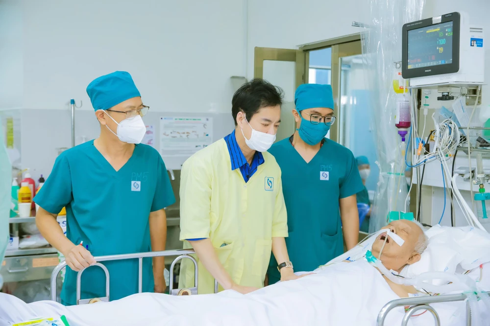 Danh ca Ngọc Sơn đến bệnh viện Gia Định thăm nhạc sĩ Vinh Sử ảnh 1