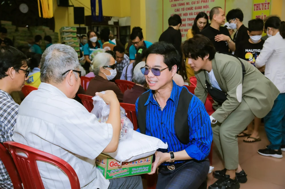 Danh ca Ngọc Sơn gửi tặng quà cho bà con.