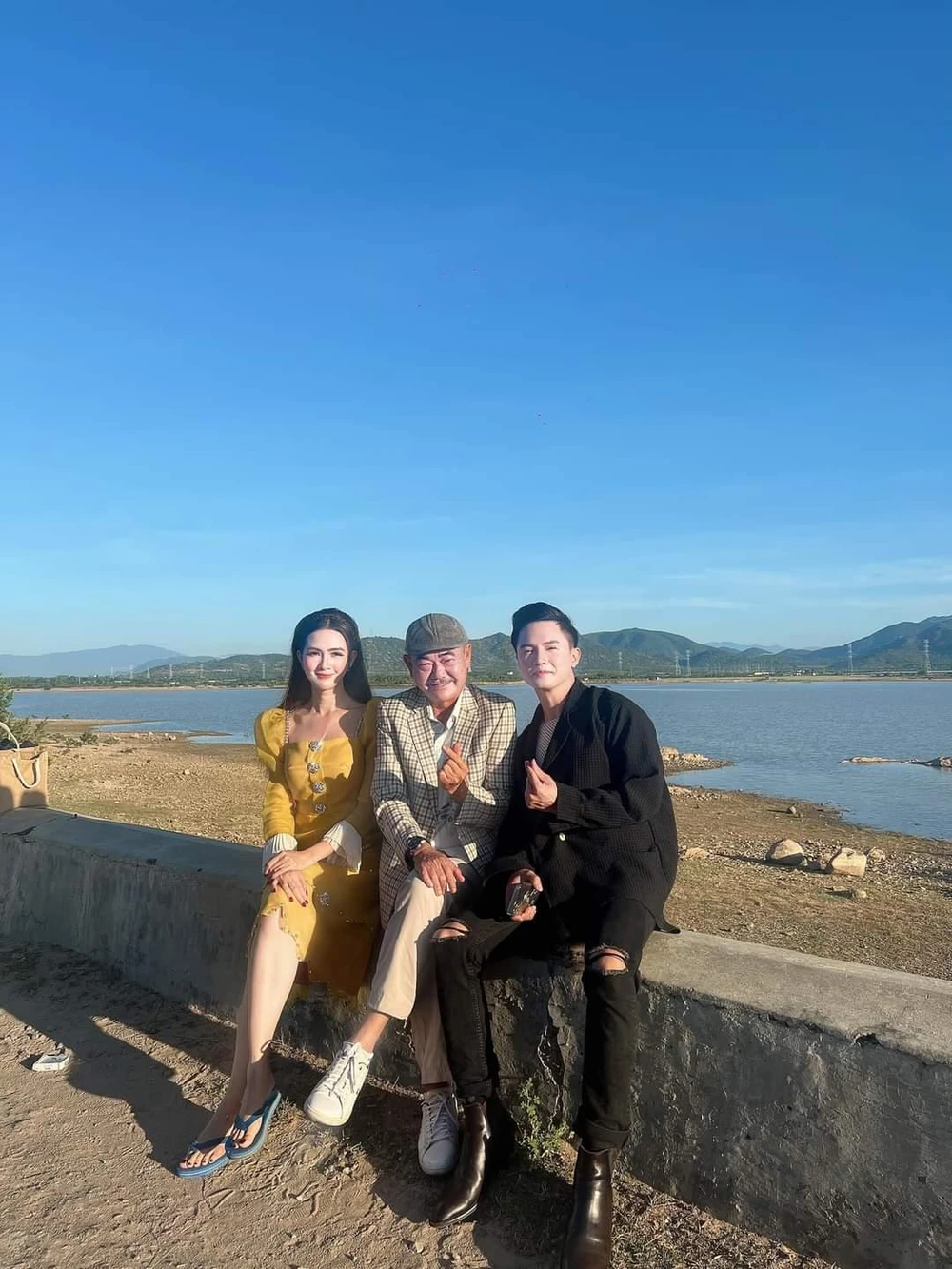 Hoa hậu Phan Thị Mơ và NSND Việt Anh. Ảnh: NVCC