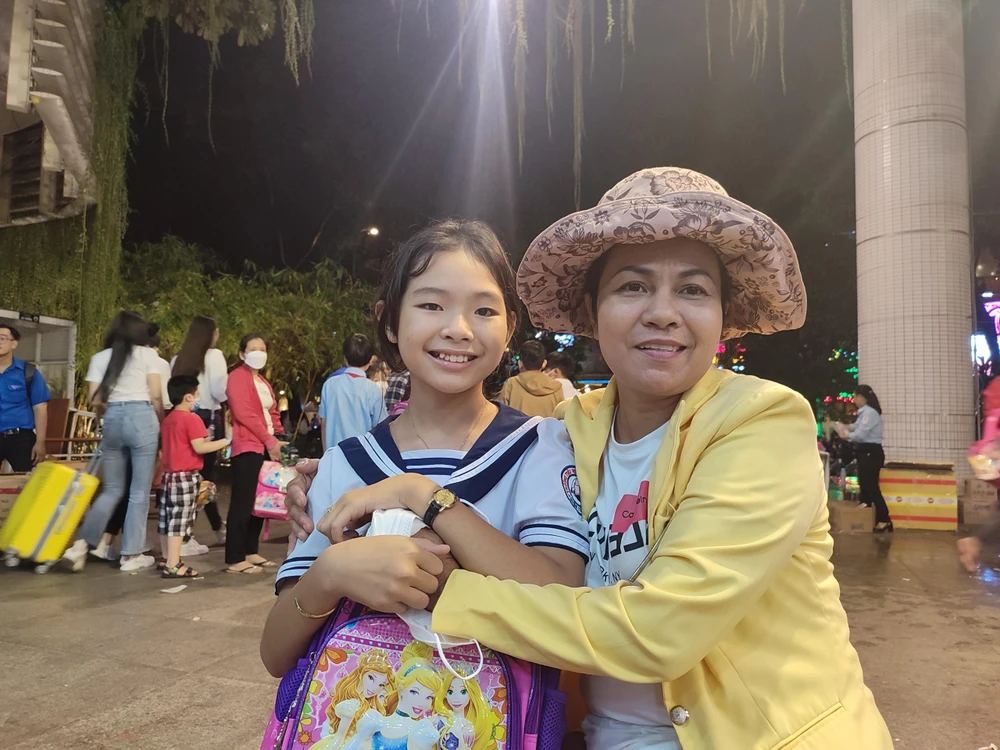 Bé Bảo Hân và bà ngoại tham dự chương trình tối qua.