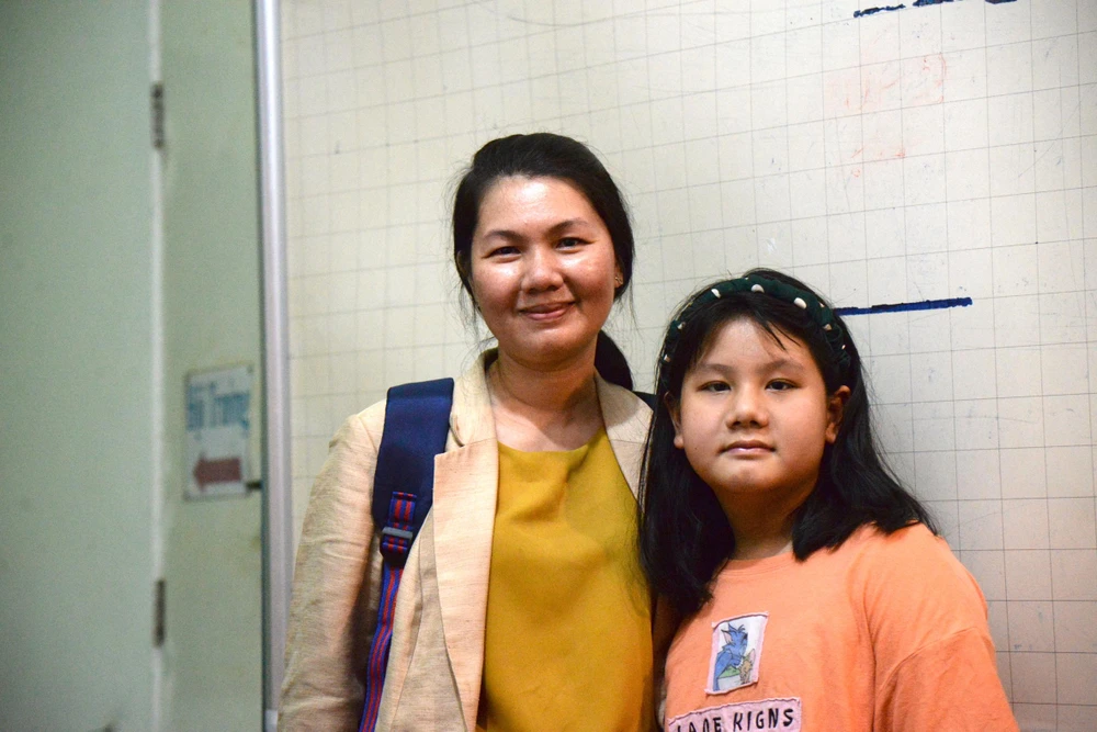 Bé An Nhiên và mẹ chưa nguôi ngoai nỗi đau mất chồng và cha.