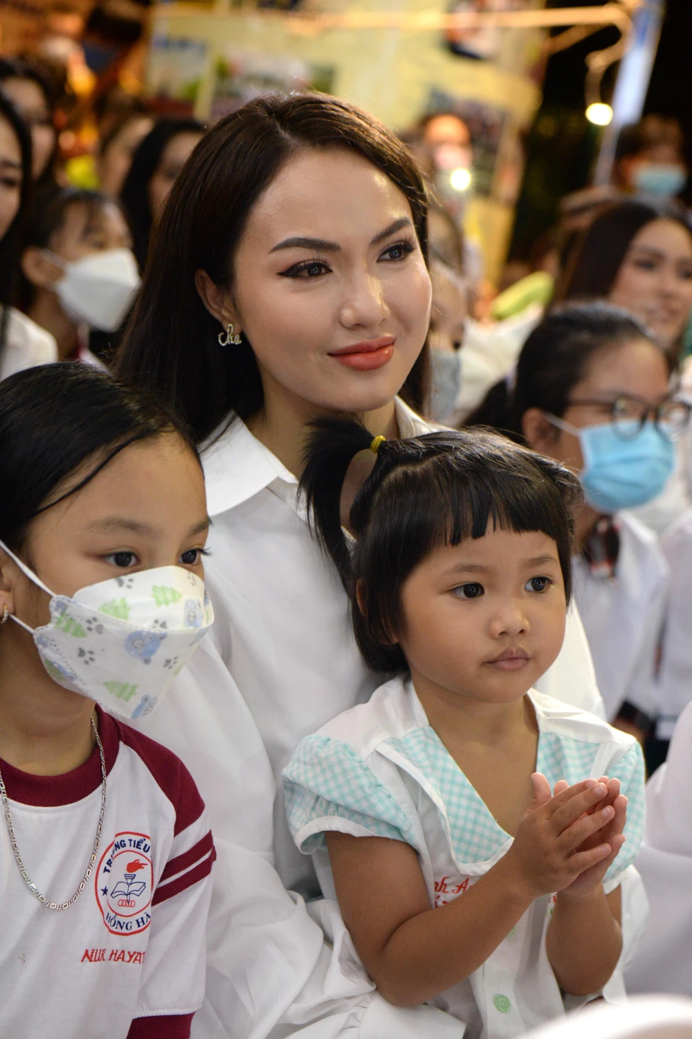 Các con đến từ rất sớm. Nhiều em bé chơi cùng các thí sinh Miss Grand Vietnam 2022