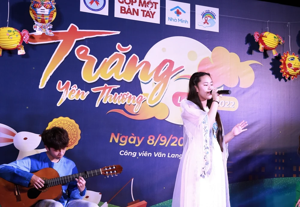 Bella Vũ và anh trai biểu diễn vui trung thu cùng các em nhỏ