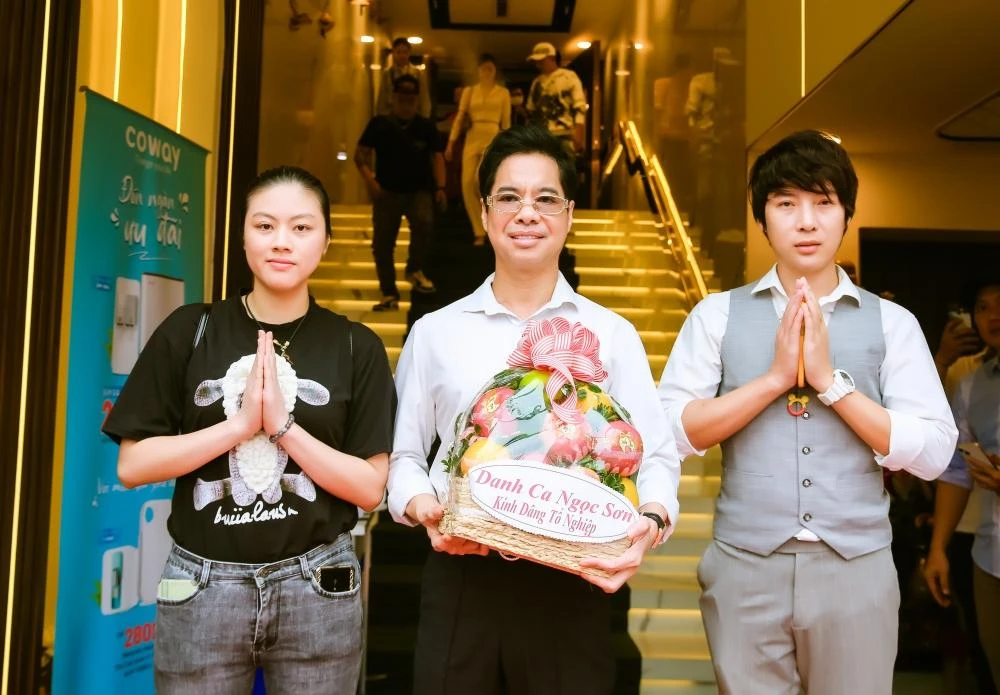 Danh ca Ngọc Sơn xúc động cùng đông đảo nghệ sĩ cúng Tổ nghề.