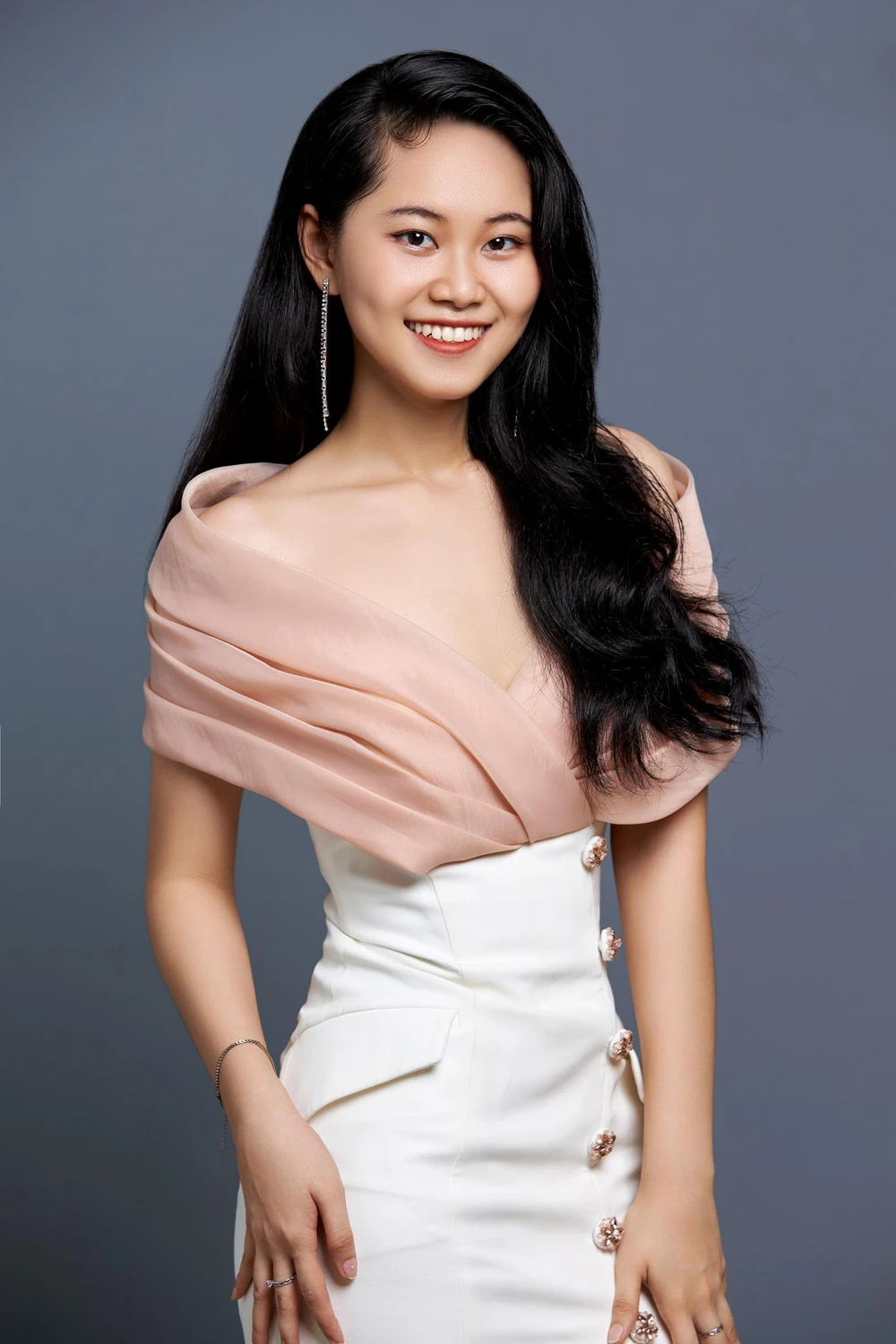 Nhan sắc nữ sinh 12 năm là học sinh giỏi vào Top 25 Hoa khôi sông Vàm ảnh 2