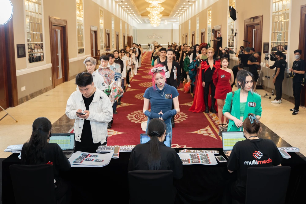 Các thí sinh nô nức đăng kí dự thi