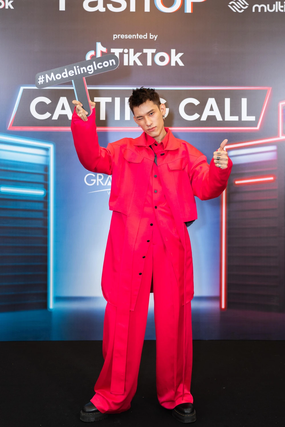 Thí sinh Trần Tín diện nguyên cây hồng nổi bần bật