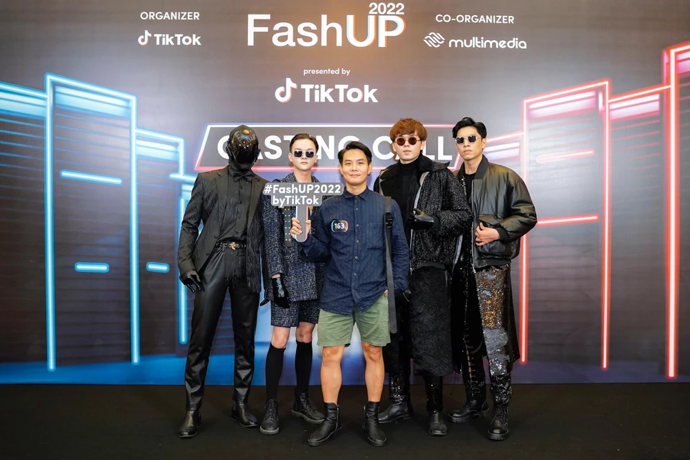 Nhà thiết kế Vương Khang vô cùng đầu tư khi mang tới 4 người mẫu trình diễn trang phục của mình. Các trang phục của Vương Khang sử dụng một tông màu đen chủ đạo, ghi điểm với mặt nạ che mặt thời thượng.