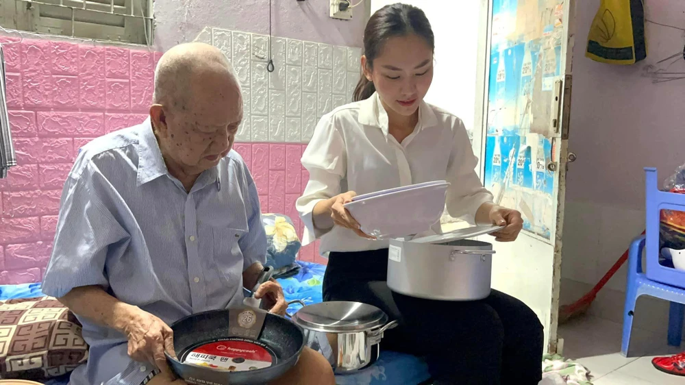 Hoa hậu Mai Phương trò chuyện, hỏi thăm sức khoẻ gia đình nam nghệ sĩ. Ảnh: FBNV