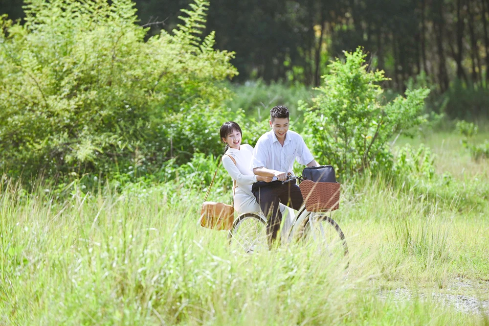 Những hình ảnh lãng mạn của Thu Hà và Quân AP trong MV "Đáp án cuối cùng"