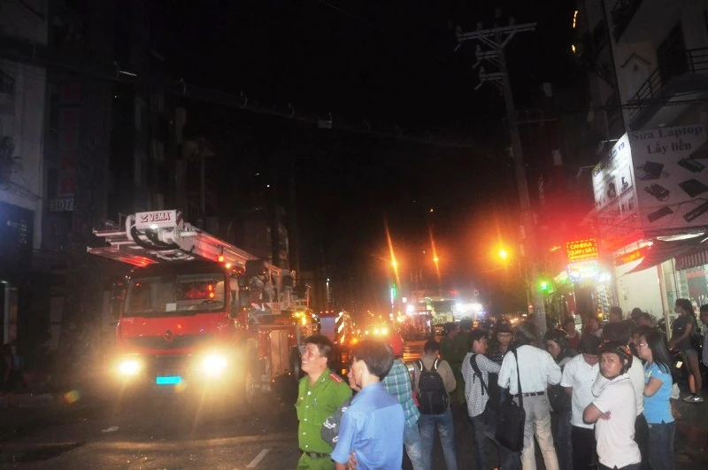 Giải cứu 11 người mắc kẹt trong vụ cháy khách sạn ở trung tâm TP ảnh 6