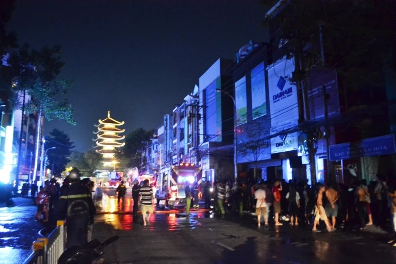 Cháy tiệm ảnh cưới ở trung tâm Sài Gòn ảnh 2