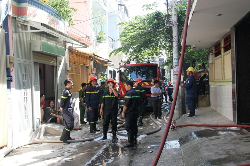 Cháy xưởng làm đồ mỹ nghệ ảnh 1