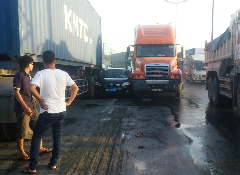 Hai container chèn ô tô, tài xế mắc kẹt ảnh 1