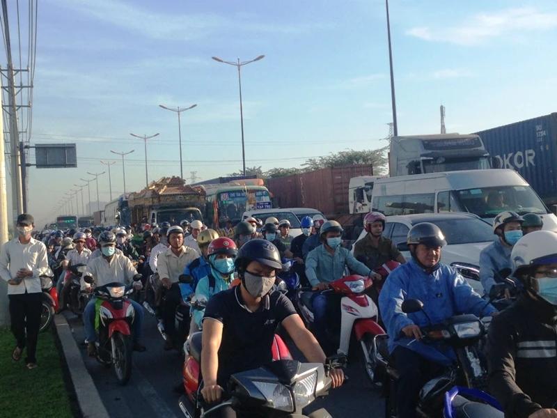 Hai container chèn ô tô, tài xế mắc kẹt ảnh 3