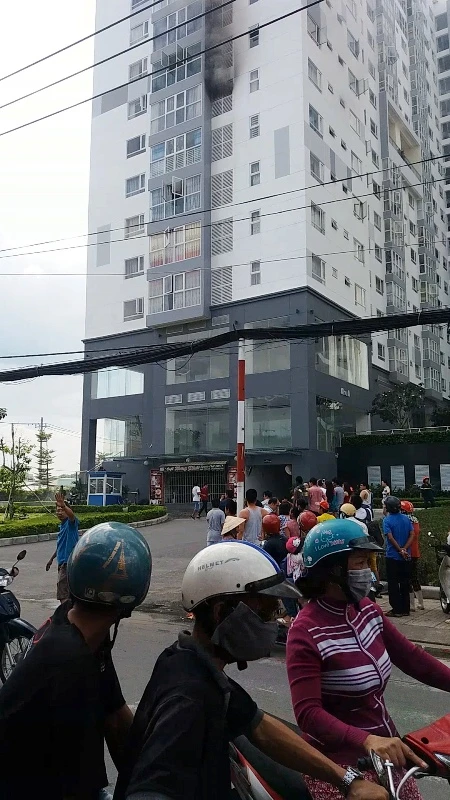 Cháy ở lầu 7 của cao ốc, cư dân hốt hoảng bỏ chạy ảnh 2