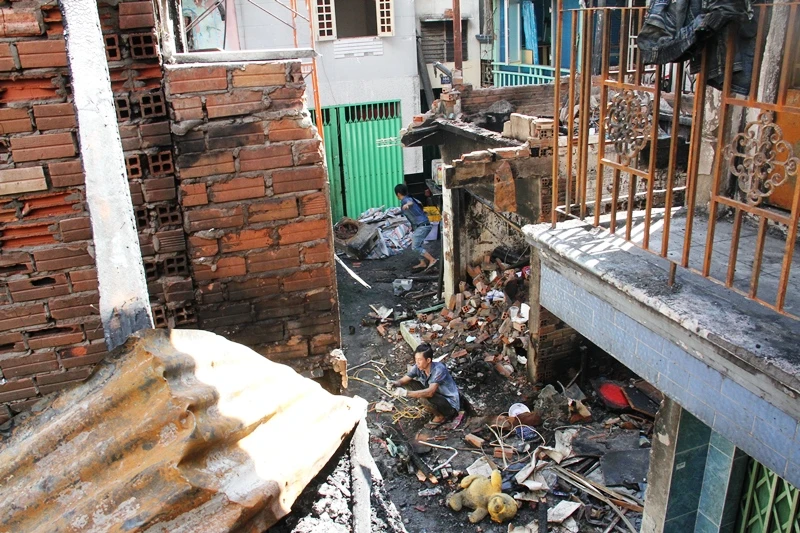 Người dân vớt vát trong hoang tàn sau vụ cháy ở trung tâm Sài Gòn ảnh 10