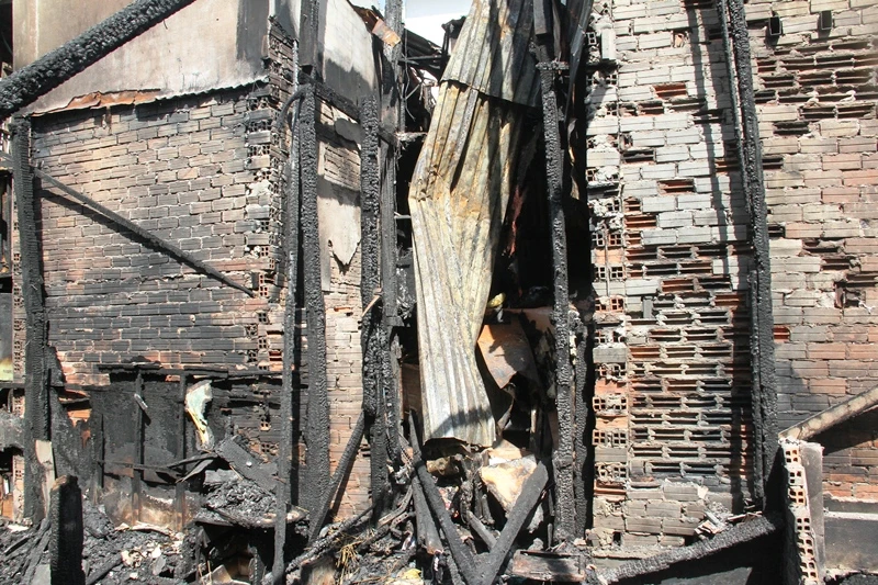 Người dân vớt vát trong hoang tàn sau vụ cháy ở trung tâm Sài Gòn ảnh 11