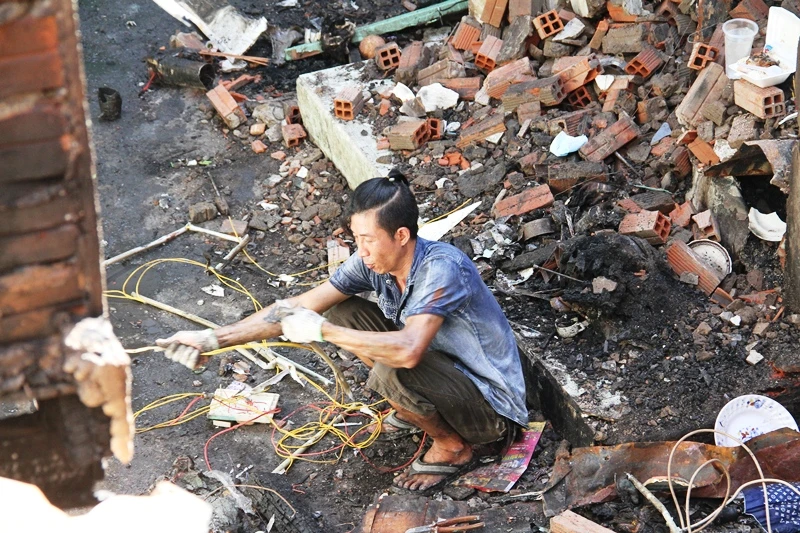 Người dân vớt vát trong hoang tàn sau vụ cháy ở trung tâm Sài Gòn ảnh 14