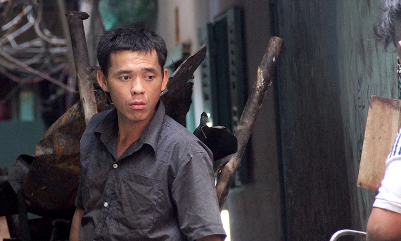 Người dân vớt vát trong hoang tàn sau vụ cháy ở trung tâm Sài Gòn ảnh 16