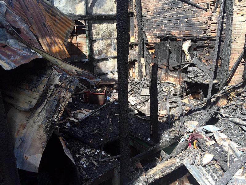 Người dân vớt vát trong hoang tàn sau vụ cháy ở trung tâm Sài Gòn ảnh 1