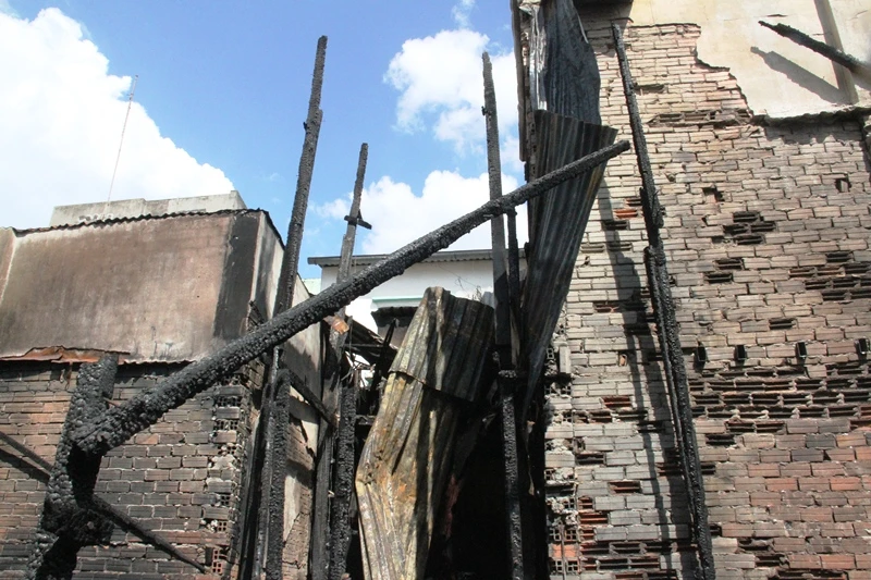 Người dân vớt vát trong hoang tàn sau vụ cháy ở trung tâm Sài Gòn ảnh 4