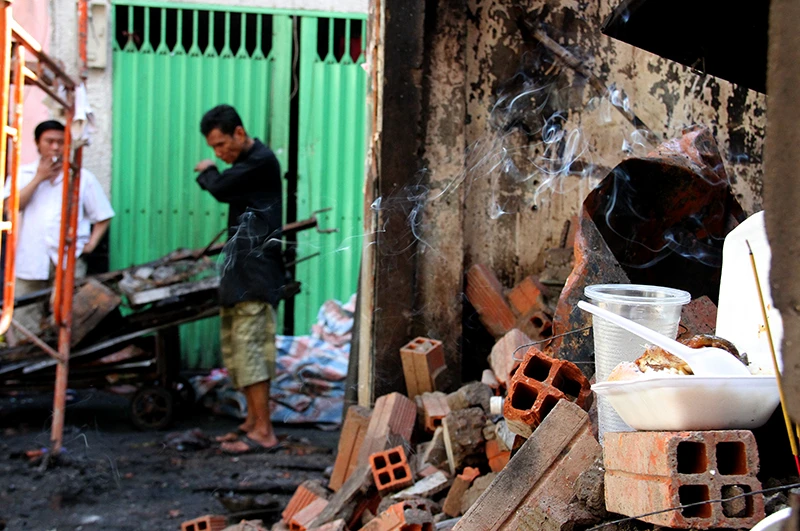 Người dân vớt vát trong hoang tàn sau vụ cháy ở trung tâm Sài Gòn ảnh 5