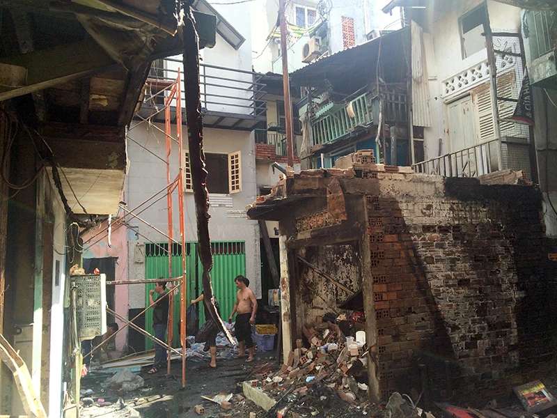 Người dân vớt vát trong hoang tàn sau vụ cháy ở trung tâm Sài Gòn ảnh 7