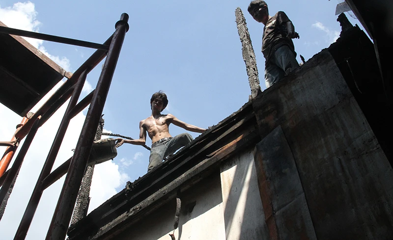 Người dân vớt vát trong hoang tàn sau vụ cháy ở trung tâm Sài Gòn ảnh 8