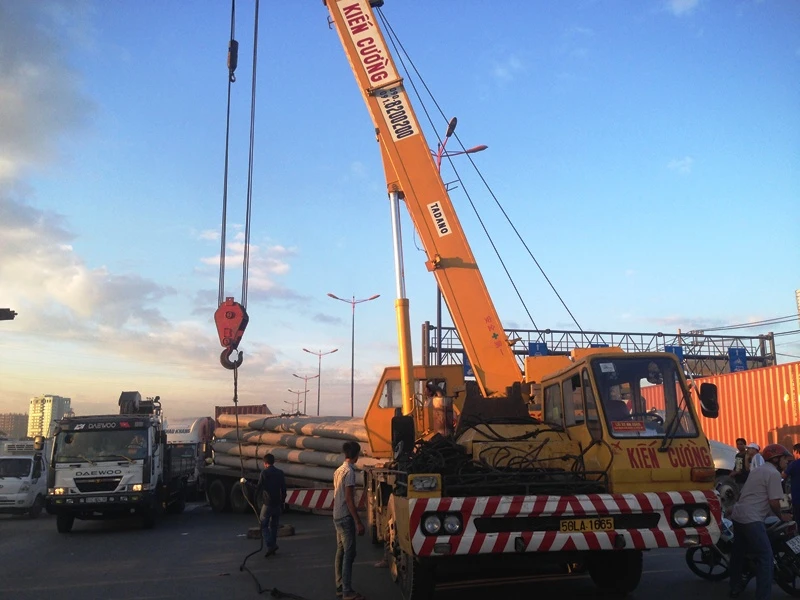 Xe container chở cọc bê tông nghiêng, xa lộ Hà Nội kẹt cứng ảnh 3