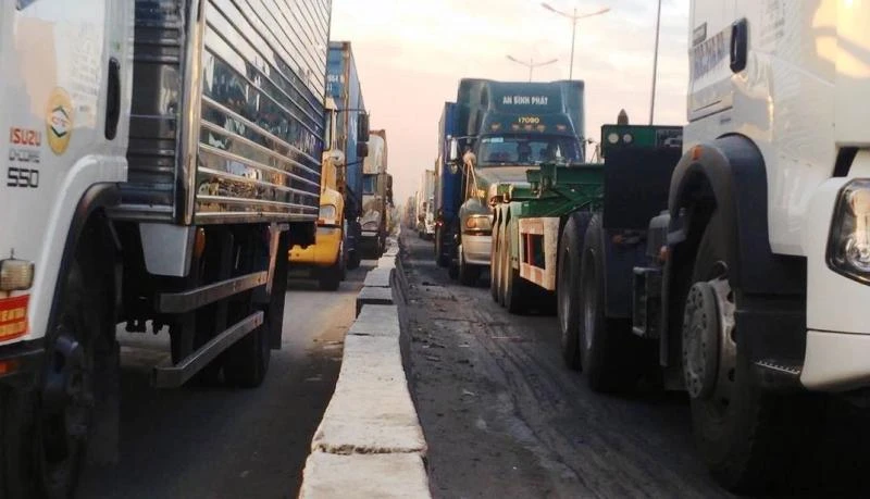 Xe container chở cọc bê tông nghiêng, xa lộ Hà Nội kẹt cứng ảnh 2