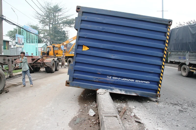 Xe đầu kéo tông nát dải phân cách, thùng container rơi xuống đường ảnh 2