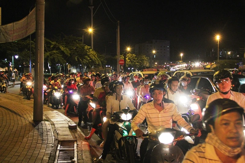 Vui đón Giáng sinh, phố Sài Gòn kẹt cứng ảnh 14