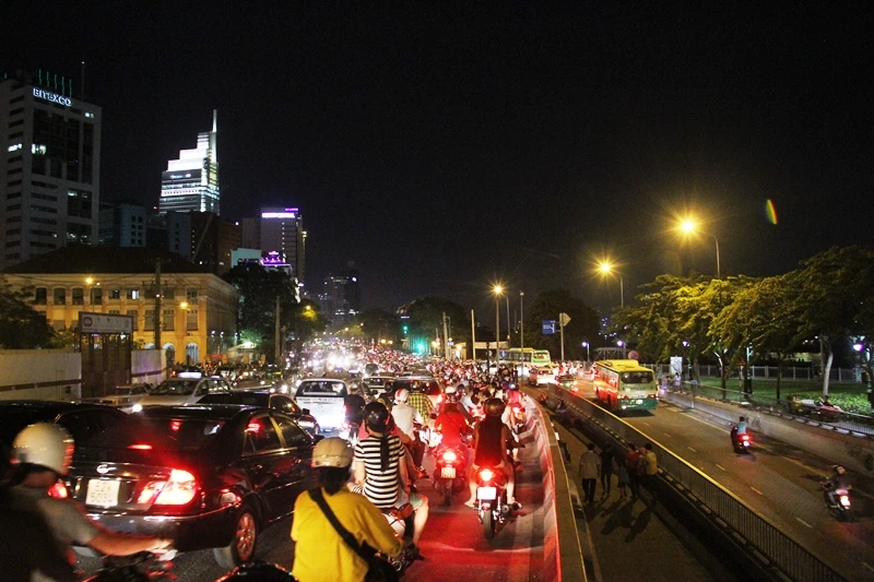 Vui đón Giáng sinh, phố Sài Gòn kẹt cứng ảnh 11