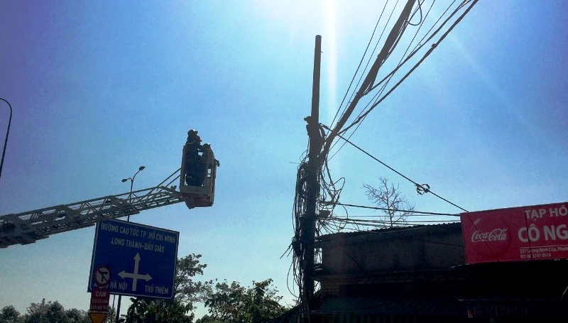 Giải cứu nam thanh niên leo cột điện la hét, dọa tự tử ảnh 1