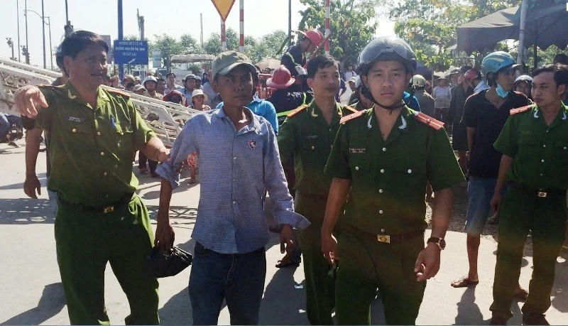 Giải cứu nam thanh niên leo cột điện la hét, dọa tự tử ảnh 2