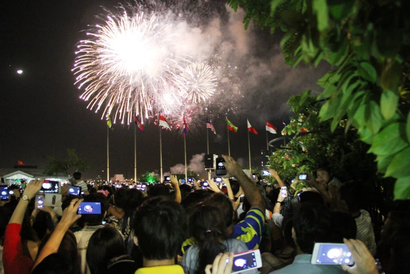 Lung linh pháo hoa chào năm mới Bính Thân ảnh 8