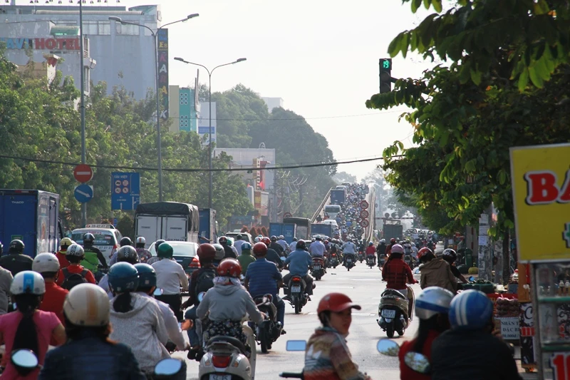 Phố Sài Gòn lại tất bật với xe cộ ngày làm việc đầu năm ảnh 2