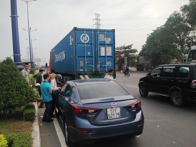 Container húc 'xế hộp' giao thông ùn ứ ảnh 1