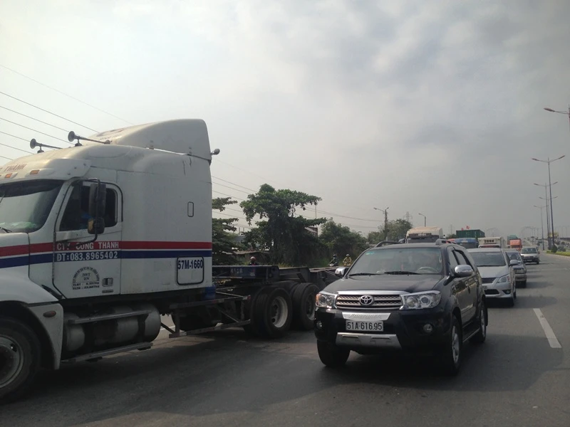 Container húc 'xế hộp' giao thông ùn ứ ảnh 3