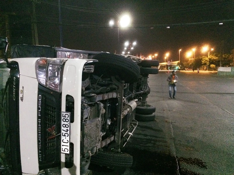 Xe tải mất lái lao vào nhà dân ảnh 1