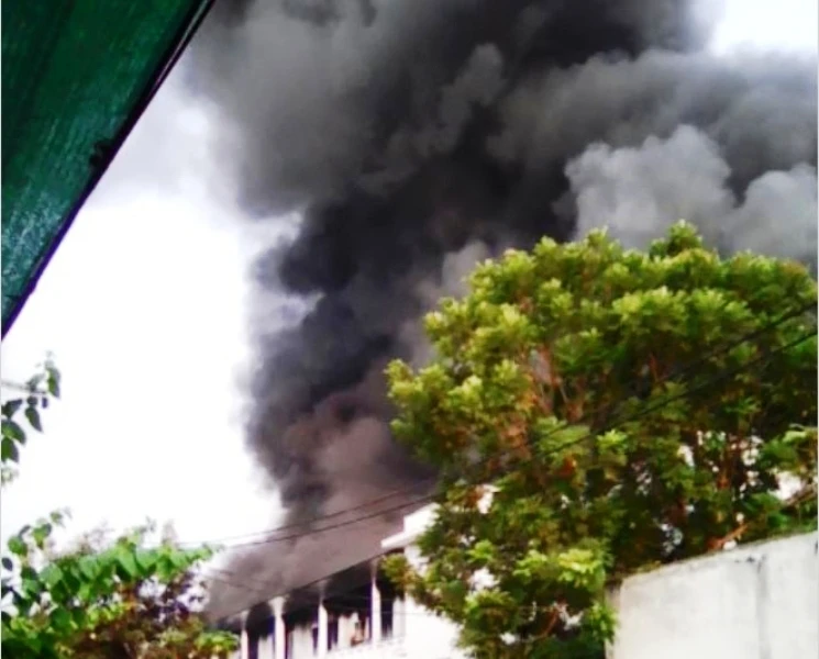 Khói lửa bao trùm xưởng may, hàng trăm công nhân chuyển đồ ảnh 1