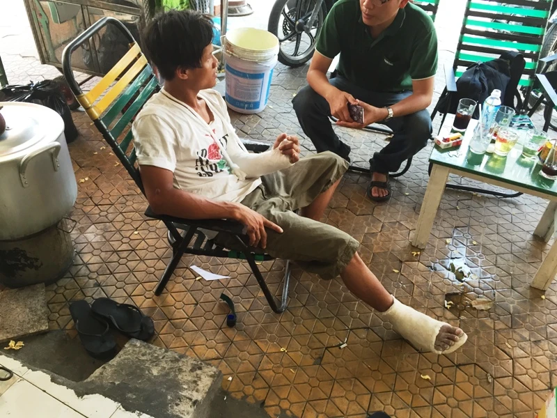 Va chạm xe, nam thanh niên bị 2 người đánh trọng thương ảnh 2