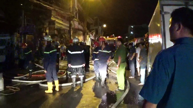 Tiệm nước đá ở trung tâm Sài Gòn cháy nổ như pháo hoa ảnh 3