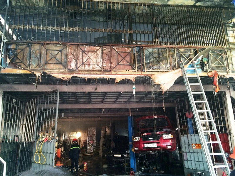 Gara ô tô bùng cháy lớn ảnh 6